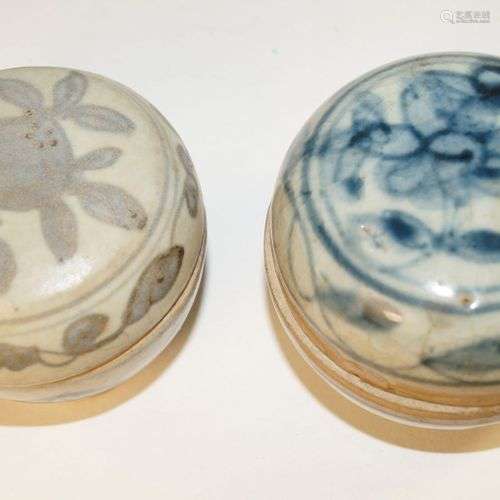 Antiquités chinoises, Deux jarres à couvercle bleu-blanc (d....