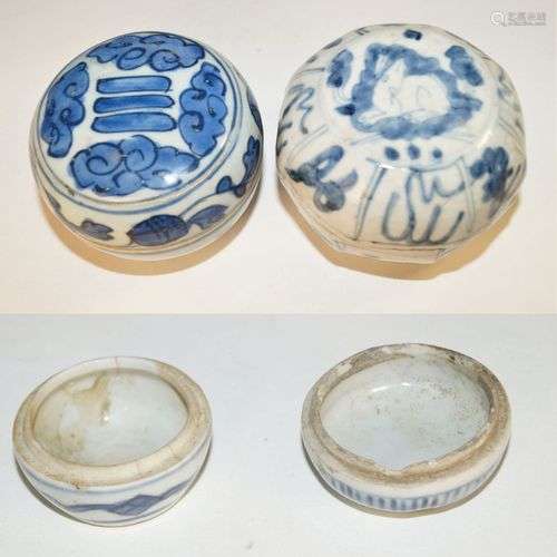 Antiquités chinoises, deux jarres à couvercle bleu-blanc (d....