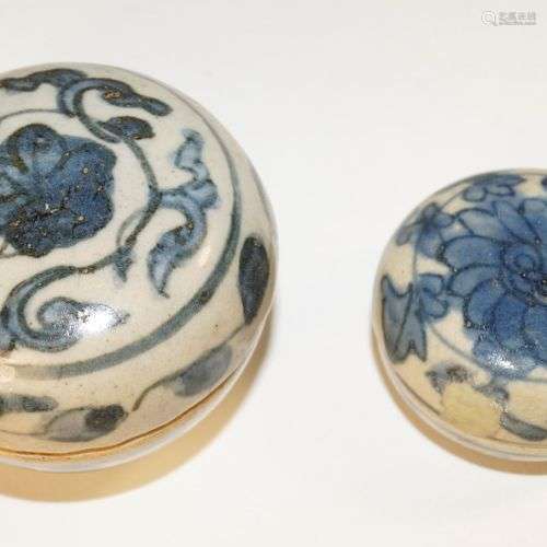 Antiquités chinoises, Deux jarres à couvercle bleu et blanc,...