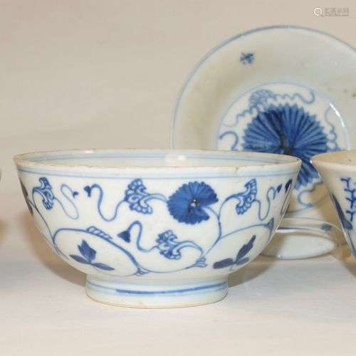 Antiquités chinoises, Trois bols bleu et blanc et une petite...