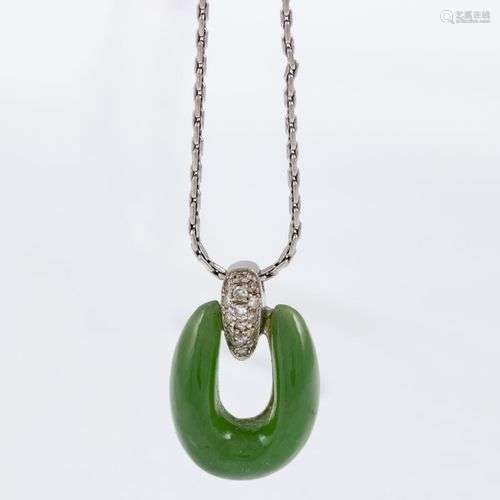 Jade-Anhänger mit Diamanten und Kette