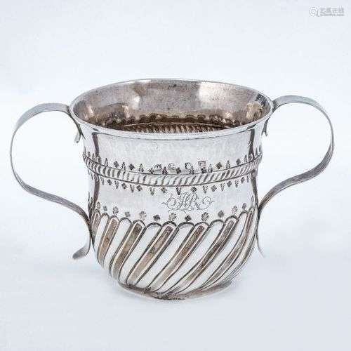 Seltener Henkelbecher, sog. Porringer