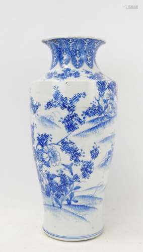 CHINE : Vase balustre en porcelaine à décor blanc bleu d'un ...