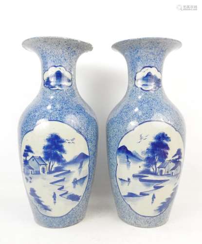 CHINE : Paire de vases balustres en porcelaine à fond bleu, ...