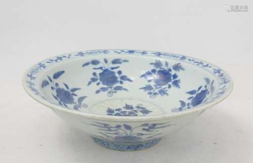 CHINE : Coupe en porcelaine blanc bleu à décor de fleurs. Ma...