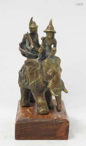 THAILANDE : Groupe en bronze représentant des chasseurs à do...