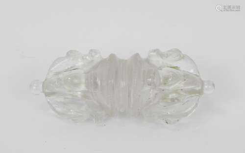 TIBET : VAJRA en cristal de roche sculpté. Long.: 7.5 cm.