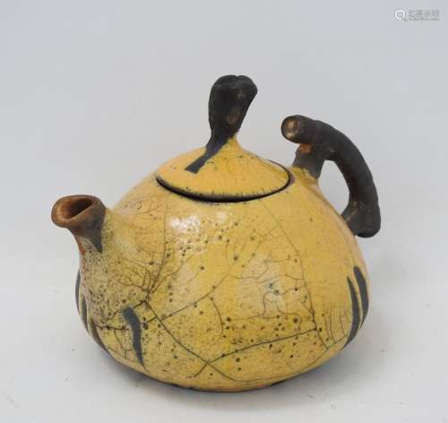 THEIERE en céramique dans le gout Raku jaune. Haut.: 16 cm.