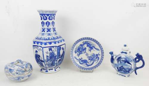 CHINE : Ensemble de quatre pièces en porcelaine blanc bleu d...