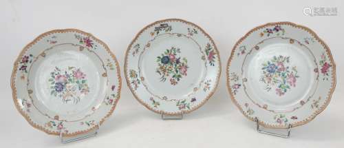 COMPAGNIE DES INDES XVIIIème. Trois assiettes en porcelaine ...