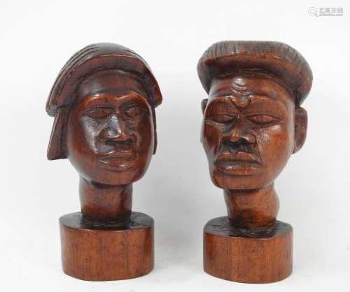 COUPLE de personnages en buste en bois sculpté, Madagascar. ...