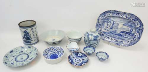 CHINE : Ensemble de pièces en porcelaine blanc bleu dont pot...