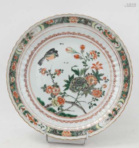 CHINE fin XVIIIème siècle. Assiette en porcelaine émaillée p...