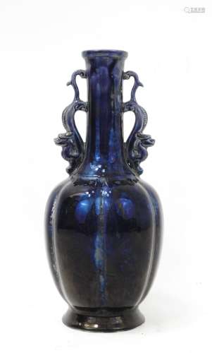 CHINE : Vase à deux anses en porcelaine bleue marine, les an...