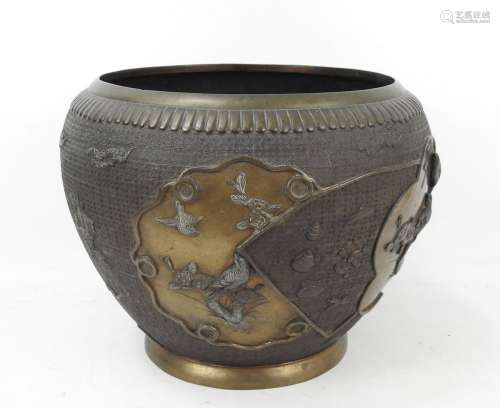 JAPON : Cache pot en bronze à décor d'échassiers et oiseaux ...