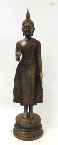 ASIE DU SUD EST : Bouddha debout en bronze patiné. Haut.: 61...