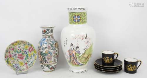 CHINE XXème : ensemble en porcelaine comprenant deux vases, ...