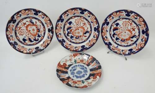MANSON'S: Trois assiettes en porcelaine decor China Imari. D...