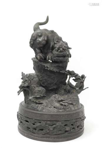CHINE : Qilin sur un rocher et végétaux. Sujet en bronze sur...