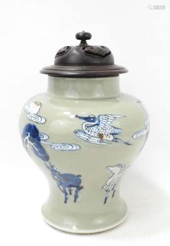 CHINE XIXeme siècle. Vase en porcelaine à fond céladon à déc...
