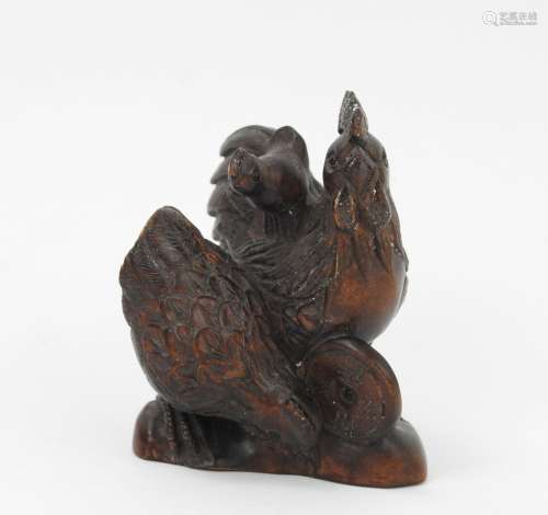 JAPON : NETSUKE en bois sculpté représentant un coq, une pou...