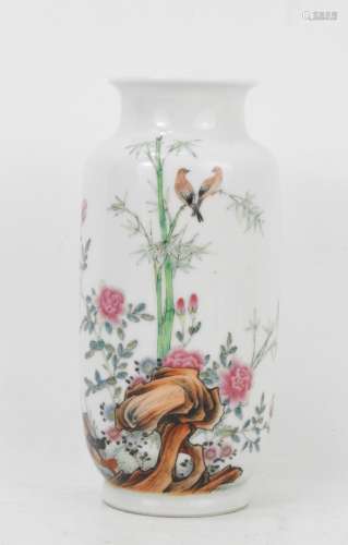 CHINE : Vase en porcelaine à décor d'oiseaux branchés dans d...