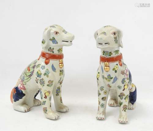 CHINE : Paire de chiens en porcelaine polychrome. Haut.: 26 ...