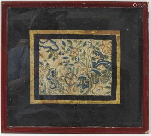 CHINE : Pêches et végétaux. Broderie encadrée. 38 x 44 cm. (...