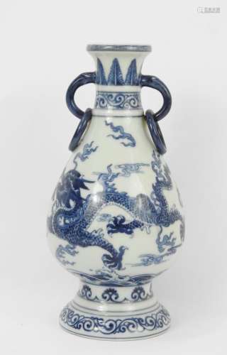 CHINE XXème. Vase sur pied en porcelaine à décor blanc bleu ...