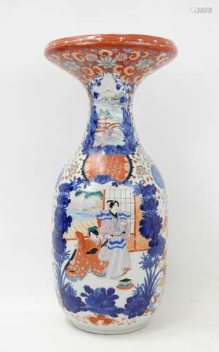 JAPON : Grand vase en porcelaine à large col, décor Imari de...