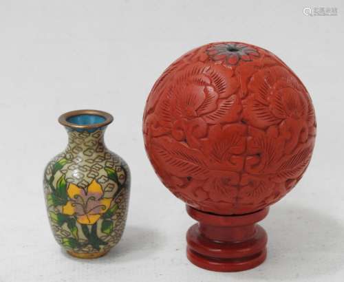 CHINE : BOULE rouge cinabre sur socle, percée. Diam.: 6 cm. ...