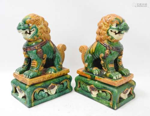 CHINE : Paire de chiens de fo en faience jaune et verte. Hau...