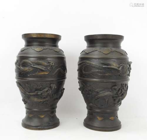 JAPON Fin XIXème début XXème. Paire de vases en bronze à pat...