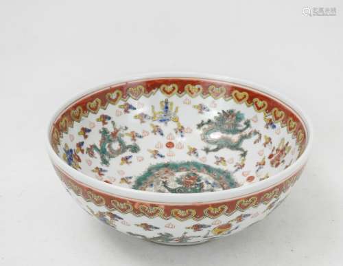 CHINE : Coupe creuse en porcelaine à décor de dragon poursui...