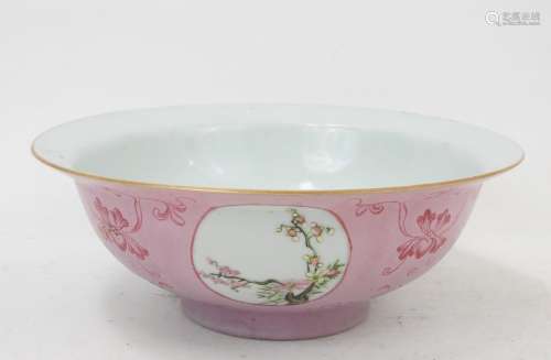 CHINE : Coupe en porcelaine à fond rose à décor de fleurs da...