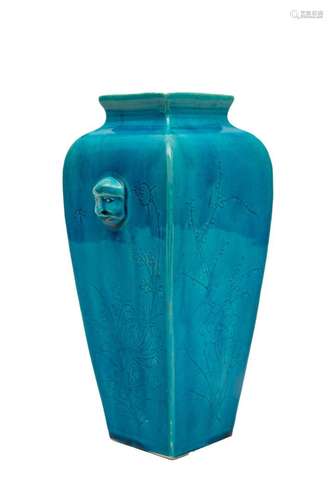 VASE QUADRANGULAIRE EN BISCUIT EMAILLE TURQUOISE Chine, De s...