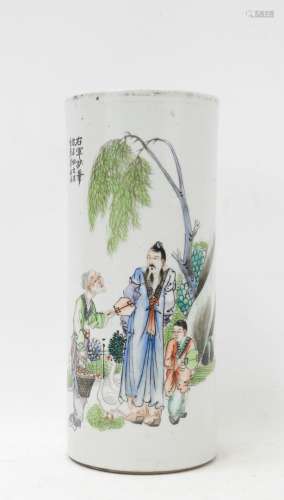 CHINE : Vase rouleau en porcelaine à décor d'une femme venda...