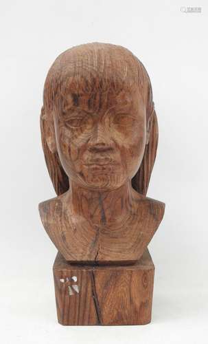 AFRIQUE : buste de fillette en bois sculpté. Haut.: 34 cm.