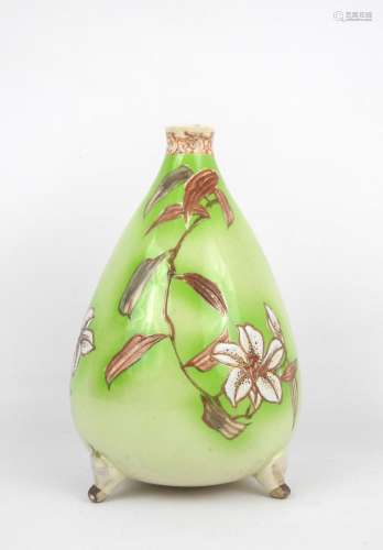 JAPON : Vase piriforme en faïence à décor de fleurs sur fond...