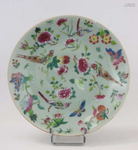 CHINE : Assiette en porcelaine à décor d'oiseaux et papillon...