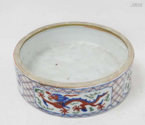 CHINE : Coupe circulaire en porcelaine à décor de quatre dra...