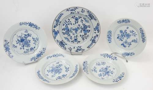 CHINE XIXème siècle.: Ensemble en porcelaine à décor blanc b...