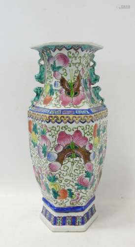 CHINE XXème. Vase à pans coupés de forme balustre en porcela...