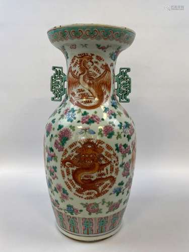 VASE QUEUE DE PHENIX EN PORCELAINE A DECOR EMAILLE POLYCHROM...