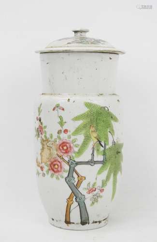 CHINE XXème. Vase en porcelaine à décor d'oiseau branché et ...