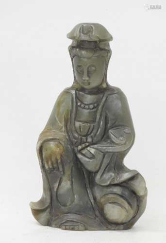 CHINE : Gwanyin en jade sculpté représentée assise au sceptr...