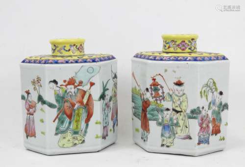 CHINE : Paire de boites à thé en porcelaine à décor polychro...