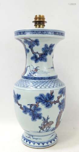 CHINE: Vase monté en lampe en porcelaine bleue et rouge à dé...