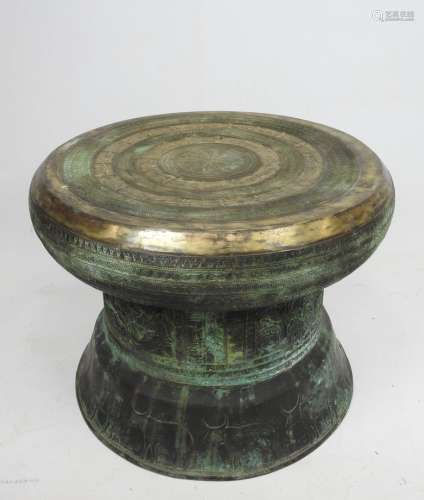 CHINE : tambour de pluie en bronze à décor de plantes, tortu...