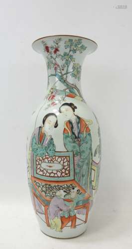 CHINE: Grand vase balustre en porcelaine à décor de deux fem...
